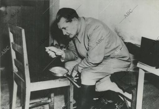 Nuremberg (Alemania), diciembre de 1945. Proceso de Nuremberg. En la imagen, Herman Goering comiendo en su celda